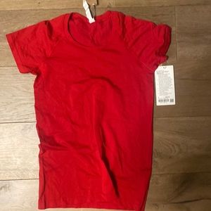 BNWT Red Lululemon swiftly tech size 8
